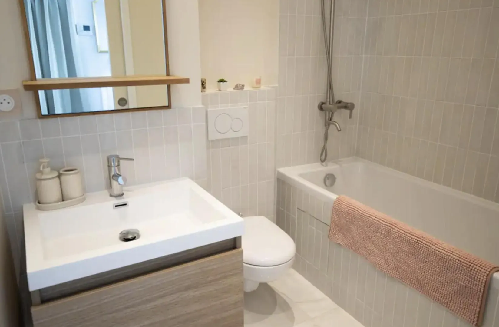 Stylish 2-Bedroom Apartment With Terrace & Parking Near Bercy Arena París 0*,  Francia
